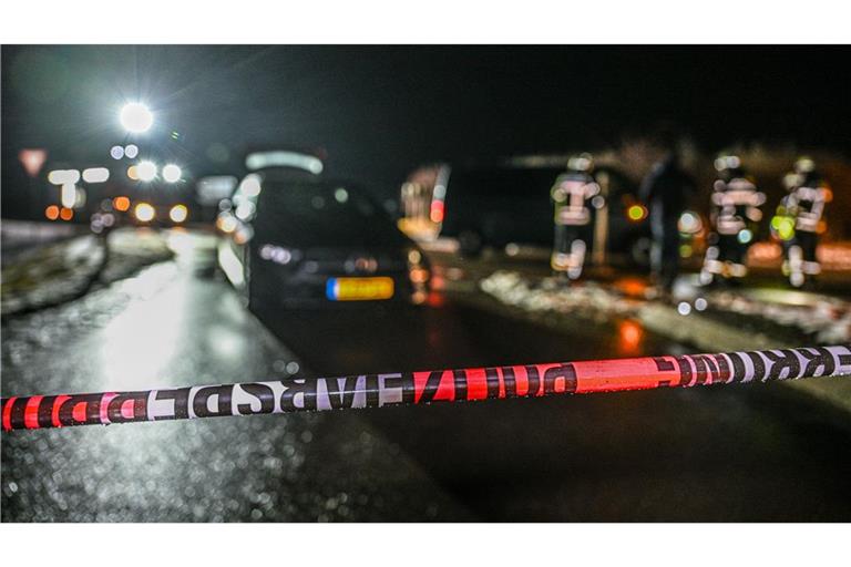 Zwei Männer haben am Dienstag auf das Fahrzeug eines Spezialeinsatzkommandos der Polizei geschossen.