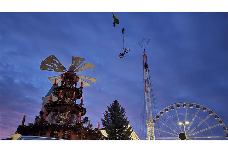 Zwei Männer sind auf ein Hochseil am Karlsruher Marktplatz geklettert und haben damit einen Einsatz der Polizei ausgelöst.