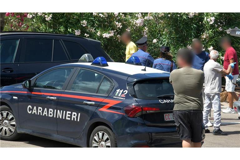 Zwei Männer sind bei einem Unfall auf Sardinien gestorben – zwei Touristinnen wurden dabei verletzt.