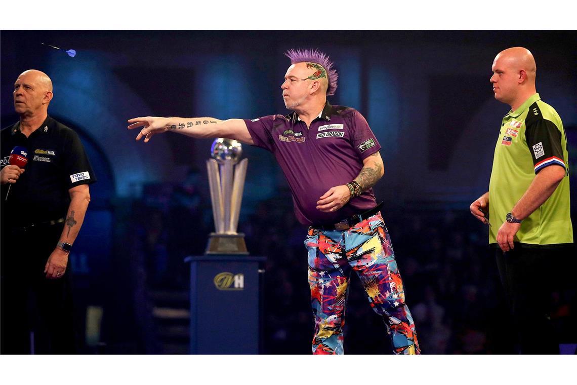Runter von 501 – und raus aus der Illegalität: Drei kuriose Darts-Fakten Zwei Meister ihres Fachs: Peter Wright und Michael van Gerwen (rechts) im WM-Finale 2020.