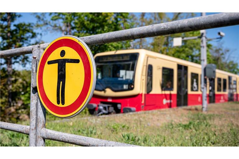 Zwei Menschen kamen beim Surfen auf einer S-Bahn ums Leben.
