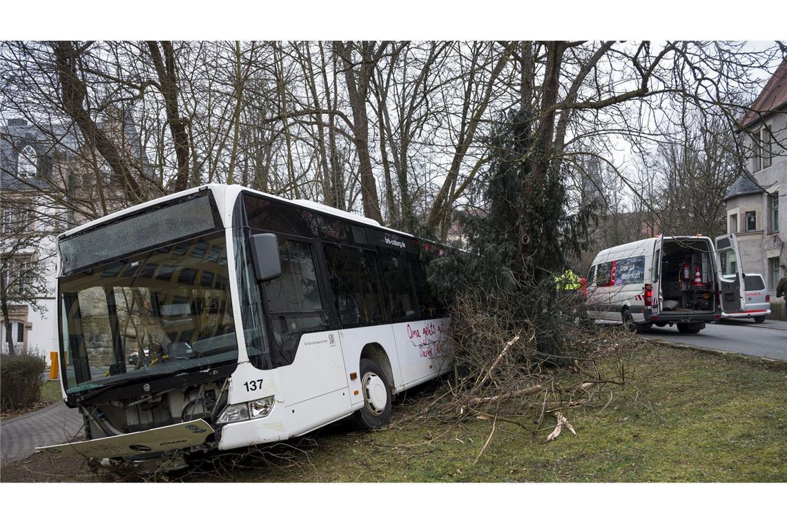 Linienbus rollt ohne Fahrer los – zwei Verletzte Zwei Menschen sind bei dem Busunfall in Coburg verletzt worden.