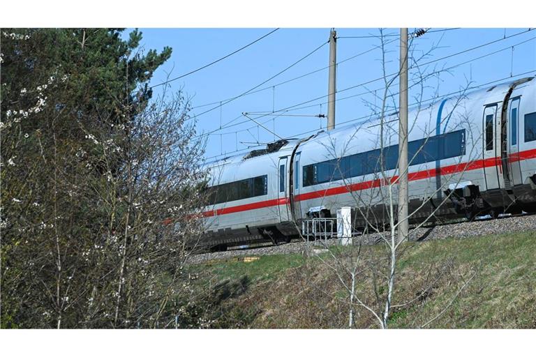 Zwei Menschen sind bei dem Vorfall auf der Strecke Berlin-München leicht verletzt worden.