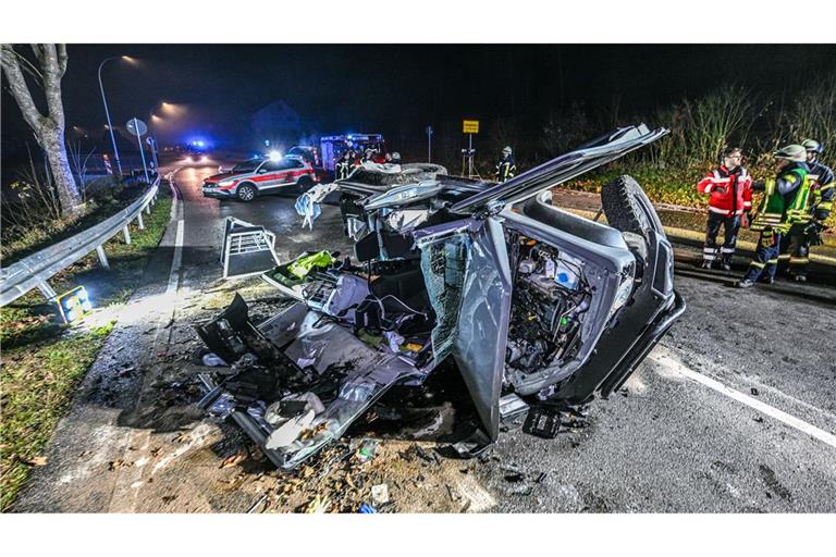 Zwei Menschen sind bei einem Frontalzusammenstoß zweier Autos auf der Bundesstraße im Landkreis Heidenheim verletzt worden.