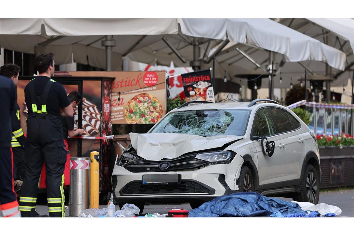 Zwei Menschen sind tot, nachdem am Montagabend ein Mann mit einem Auto in eine Menschengruppe in Leipzig gefahren ist.