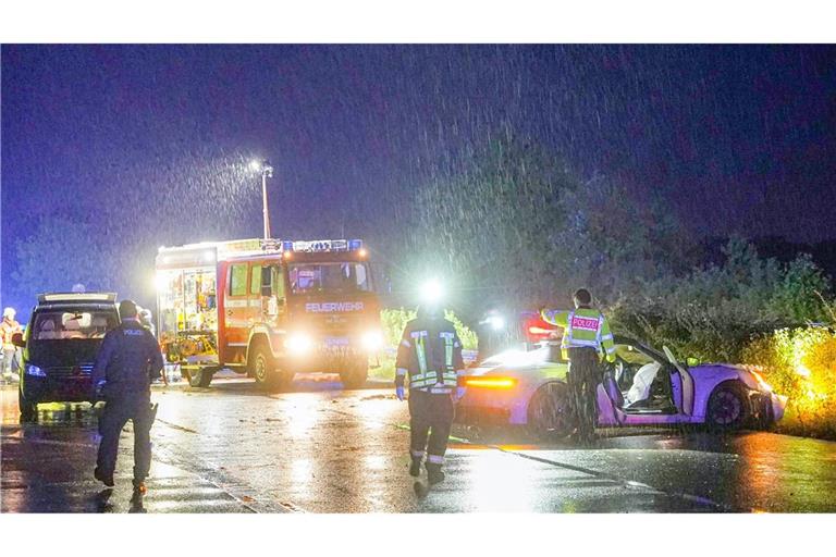 Zwei Menschen sterben auf der Bundesstraße.