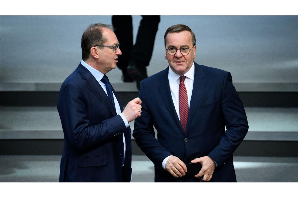 Das Merz-Kabinett: größer, älter, männlicher Zwei mit Erfahrung als Bundesminister: Alexander Dobrindt (l, CSU) und Boris Pistorius (SPD). (Archivbild)