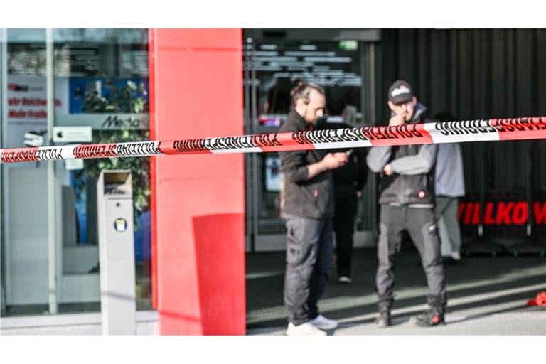 Zwei Mitarbeiter werden bei einem Messerangriff in einem Einkaufszentrum verletzt.