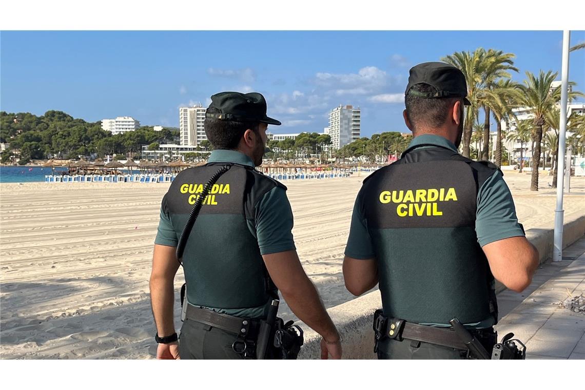 Zwei Polizisten im Einsatz auf Mallorca. Ein deutscher Beamter steht im Verdacht, einen Taxifahrer angegriffen zu haben (Symbolfoto).