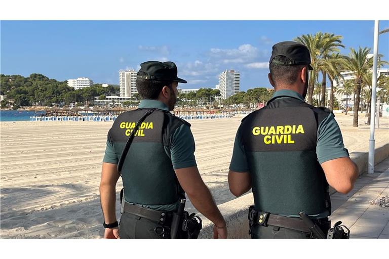 Zwei Polizisten im Einsatz auf Mallorca. Ein deutscher Beamter steht im Verdacht, einen Taxifahrer angegriffen zu haben (Symbolfoto).
