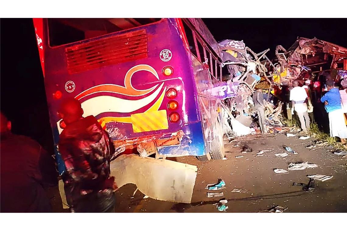 Zwei Reisebusse sind bei einem Überholmanöver frontal aufeinandergestoßen.