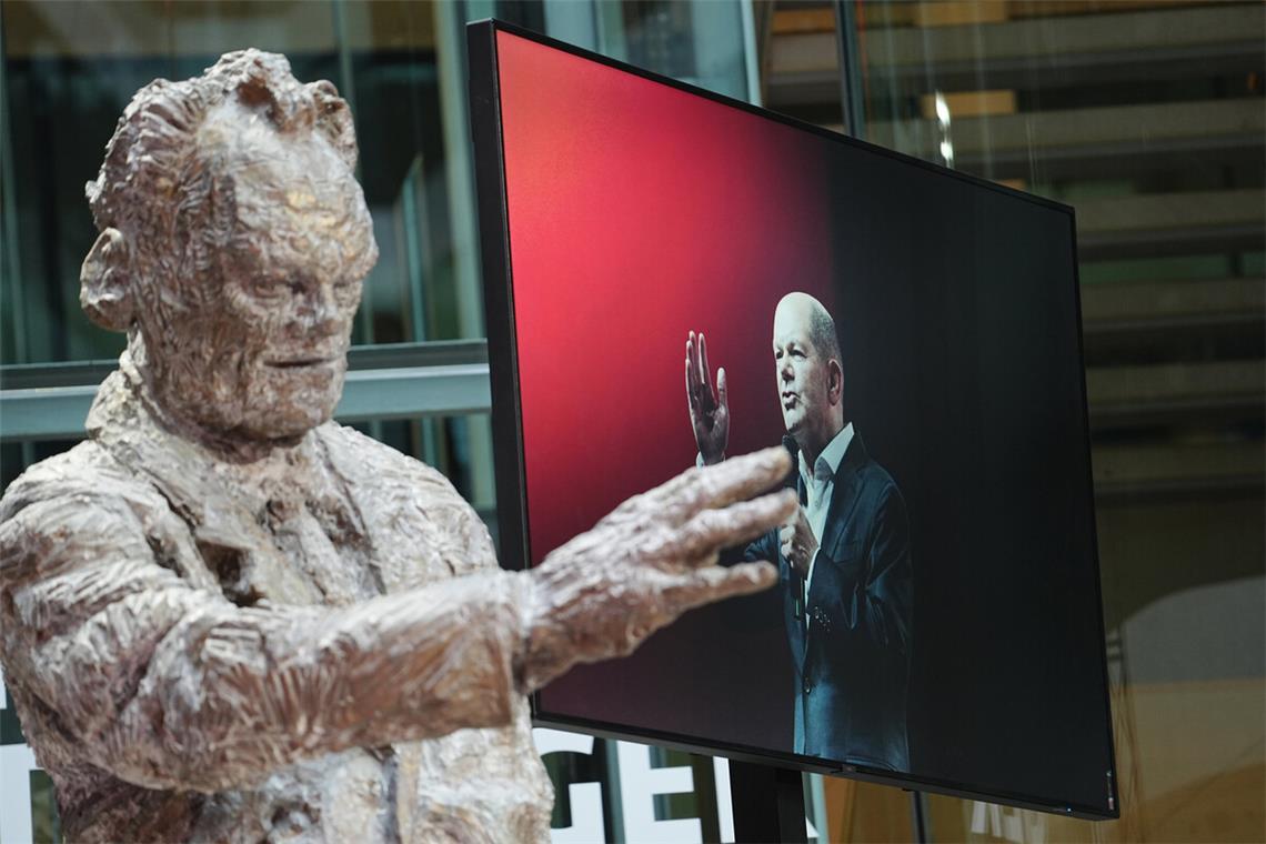 Für die SPD liegt im Dialog die Rettung Zwei SPD-Kanzler, als Statue und auf dem Bildschirm: Willy Brandt und Olaf Scholz
