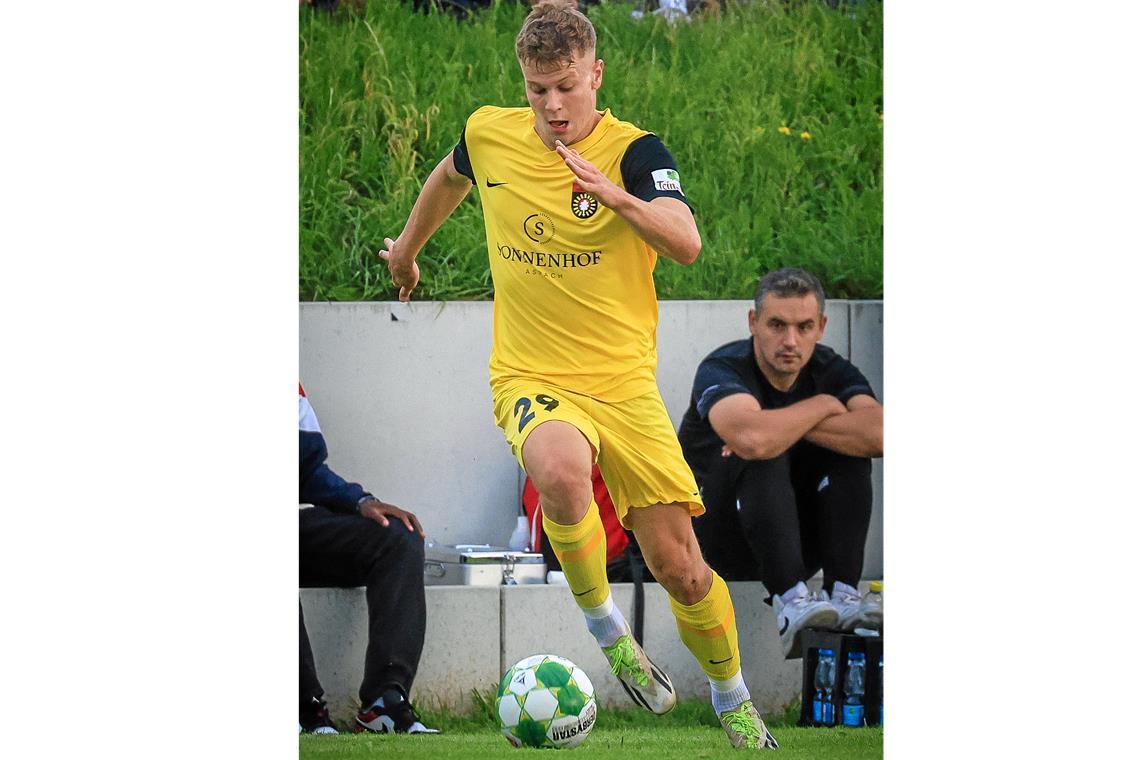 Ersatzspieler bringen Aspach den Erfolg Zwei starke Antritte verhalfen Stürmer Nico Engel zu einem klasse Auftritt. Foto: Alexander Becher