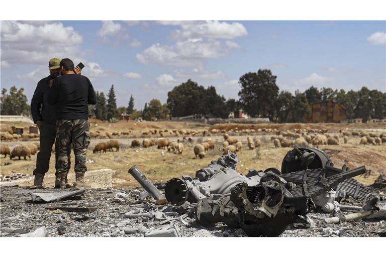 Zwei syrische Armeeoffiziere inspizieren den Ort eines israelischen Angriffs auf einen Militärflughafen in der Nähe von Hama.