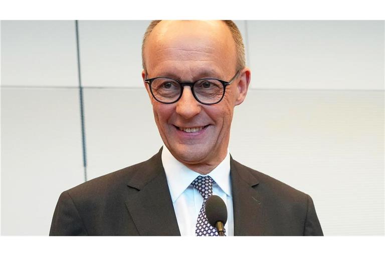 Zwei Tage nach der Bundestagswahl hat die CDU/CSU-Fraktion Friedrich Merz erneut zum Vorsitzenden gewählt. Sollte er Bundeskanzler werden, muss die Fraktion einen neuen Chef bestimmen.