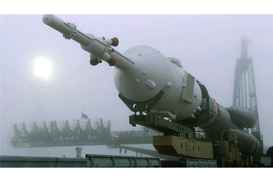 Zwei Tage vor dem geplanten Abflug der ersten Besatzung zur Internationalen Raumstation ISS wird das russische Raumschiff "Sojus-TM" in Startposition gebracht. (Archivbild)