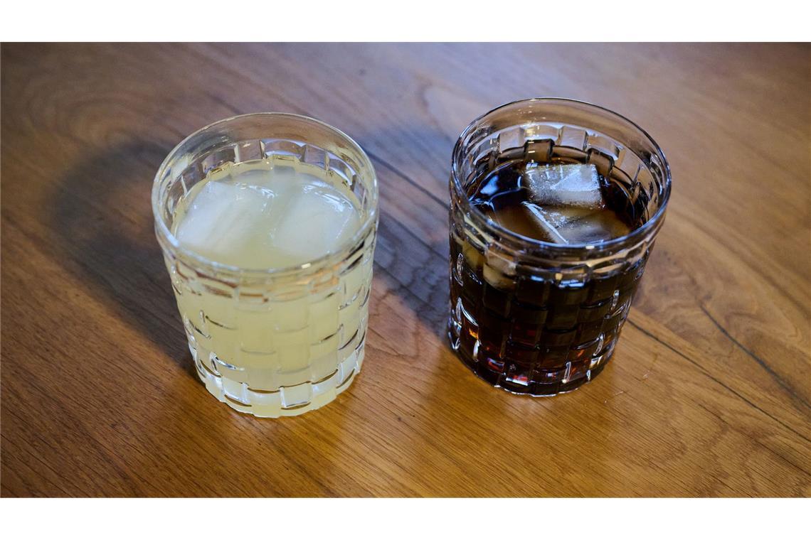 Softdrinks erhöhen Risiko für Diabetes und Herzkrankheiten Zwei unterschiedliche Arten Softdrinks mit Eiswürfeln stehen auf einem Tisch