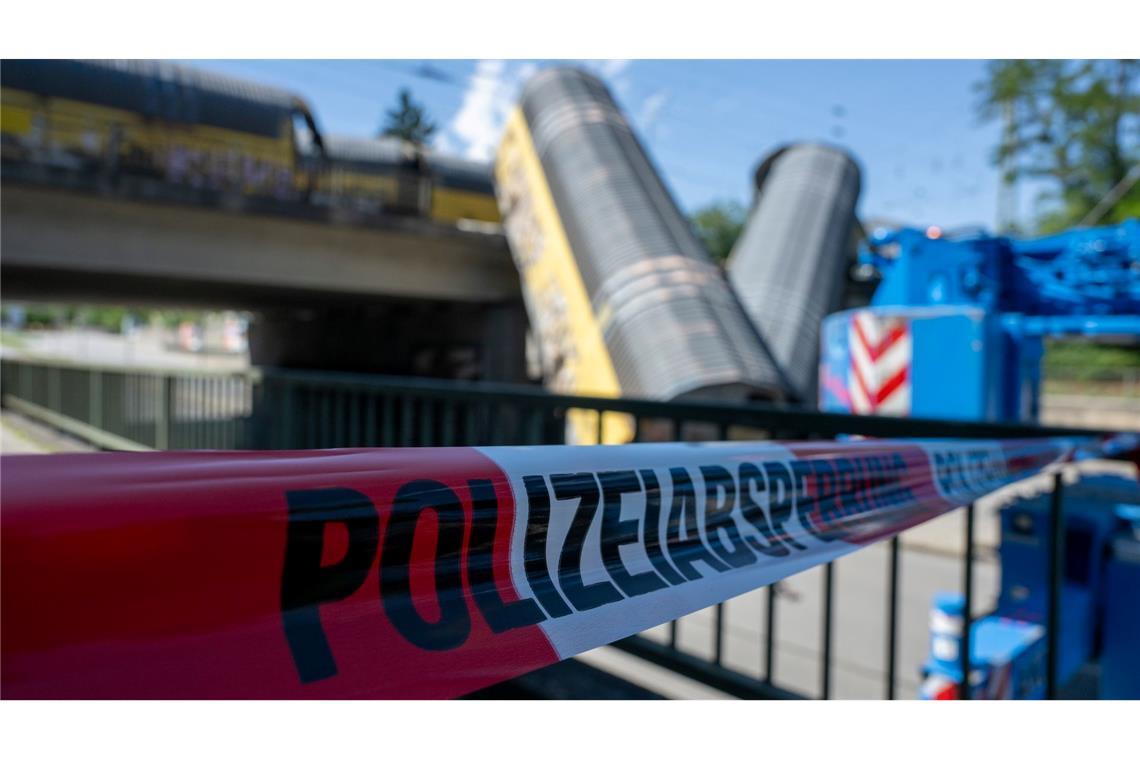 Zwei Waggons sind in München von einer Brücke gestürzt.