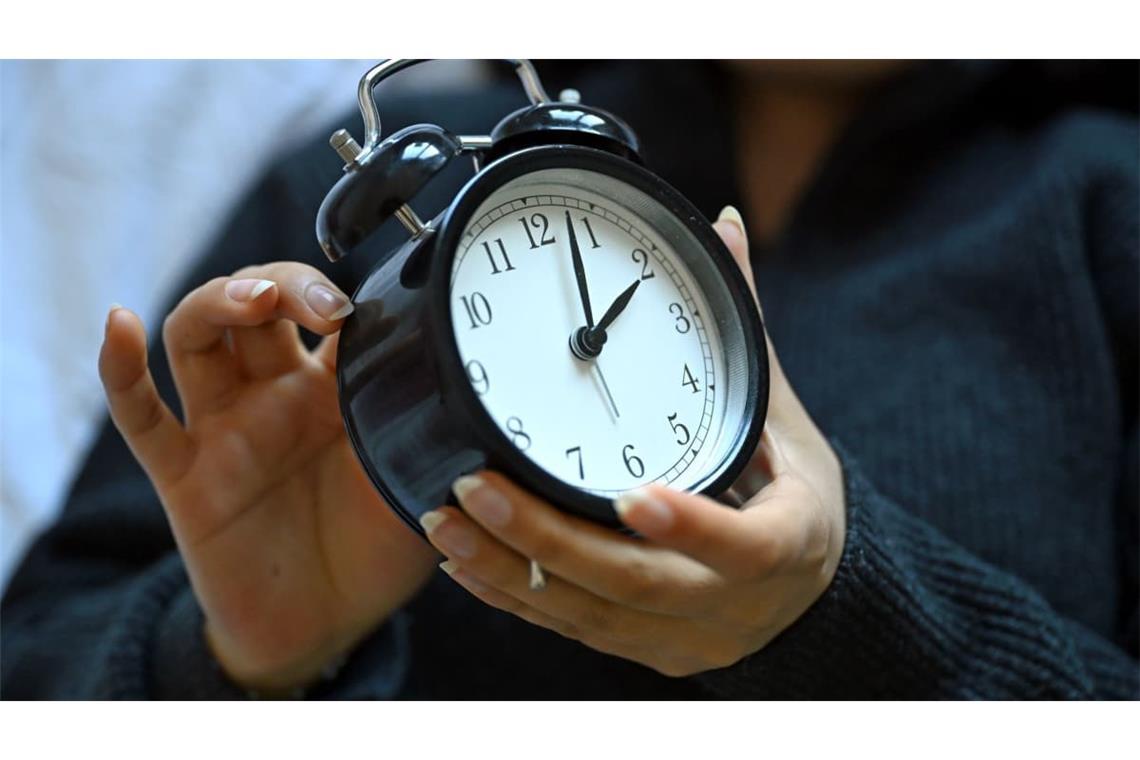 Zweimal im Jahr wird an der Uhr gedreht, im Herbst bringt dies eine Stunde mehr. (Symbolbild)
