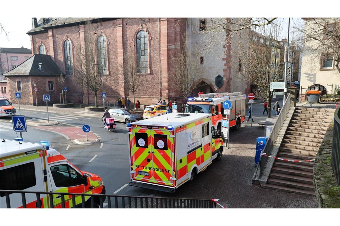 Festnahme nach Gewalttat: Mann und Kind getötet Zweit Tote und zwei Verletzte sind das Resultat einer Gewalttat in Aschaffenburg. Der Tatort wurde von der Polizei weiträumig abgesperrt.