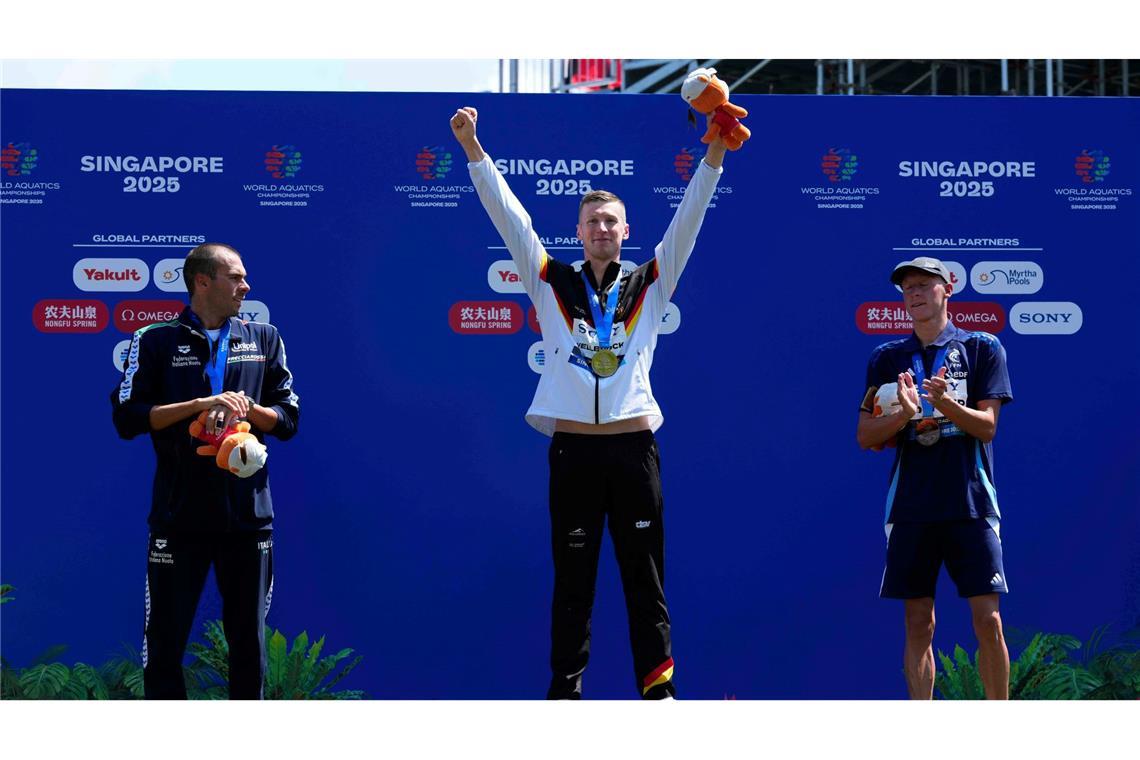 Gold-Glanz in der Hitze: Wellbrock feiert zweiten WM-Titel Zweites Rennen, zweite Siegerehrung für Florian Wellbrock (M)
