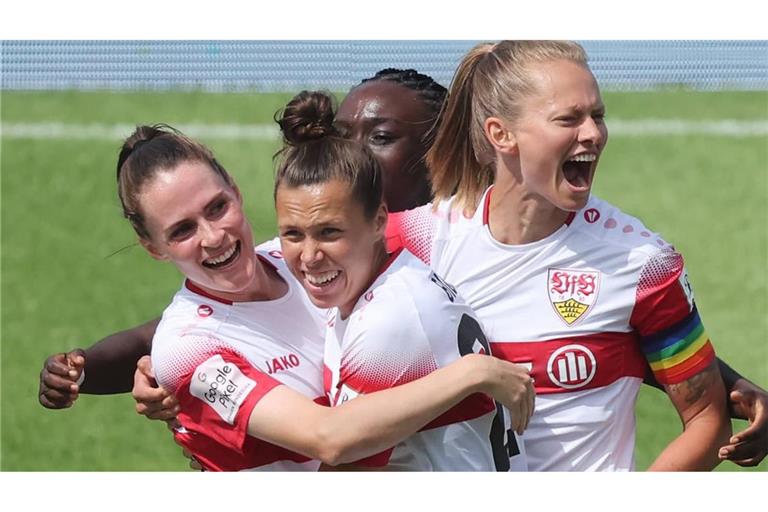 Zweites Spiel, zweiter Sieg: Reena Wichmann, Nicole Billa, Mira Arouna und Maximiliane Rall (von links) bejubeln den perfekten Saisonstart.