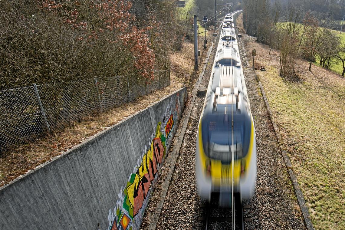 Zwischen Backnang und Schwäbisch Hall steht den Zügen nur ein Gleis zur Verfügung. Das führt häufig zu Wartezeiten und Verspätungen auf der Murrbahnstrecke. Foto: A. Becher
