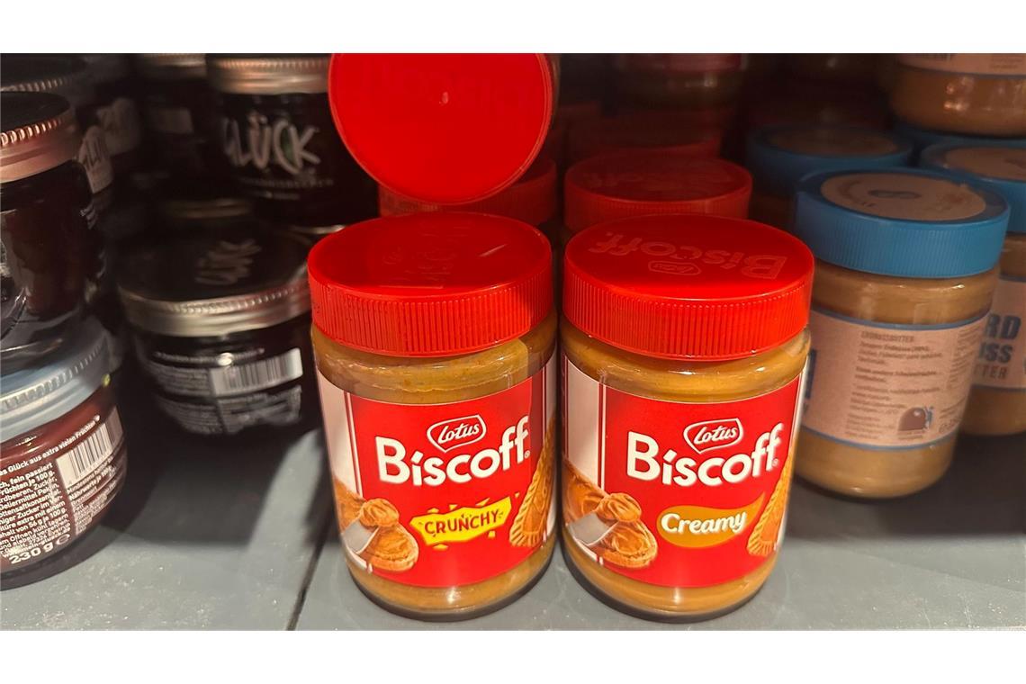 Zwischen Konfitüren und Erdnussbutter steht in vielen Supermärkten inzwischen Karamellkekscreme-Brotaufstrich. (Archivbild)