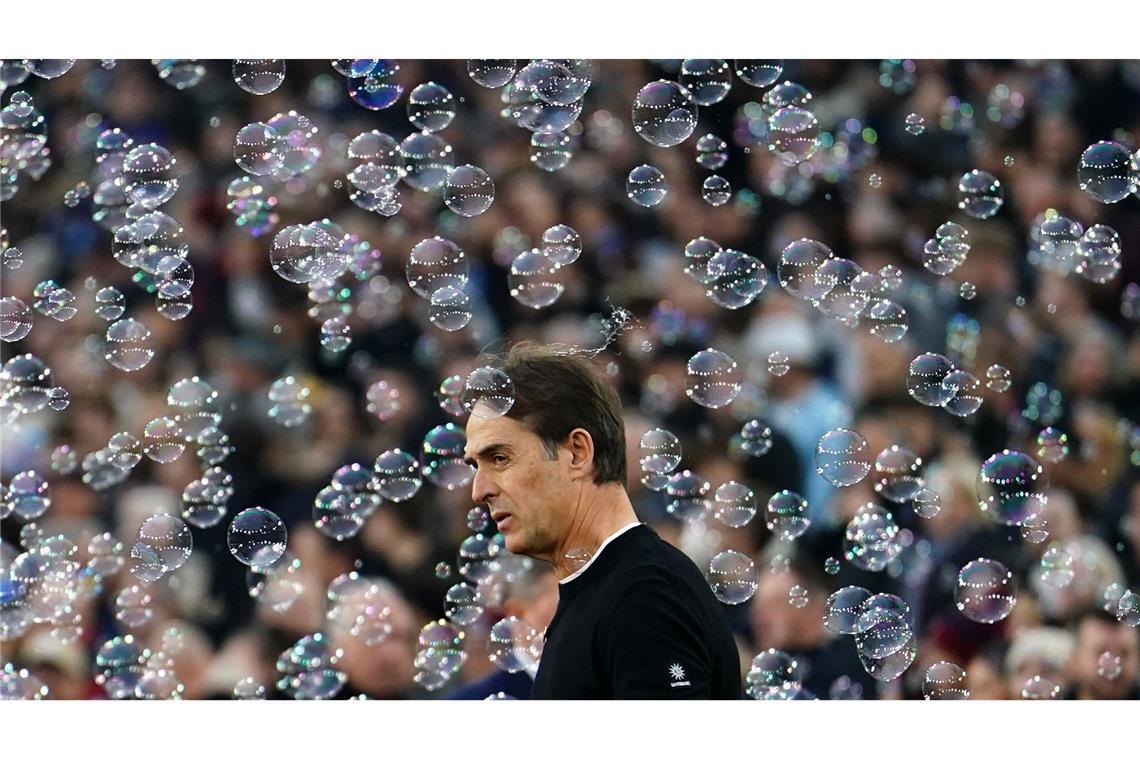 Bilder des Tages Zwischen Seifenblasen: West Ham Uniteds Trainer Julen Lopetegui vor dem Premier League Spiel gegen FC Everton in London.