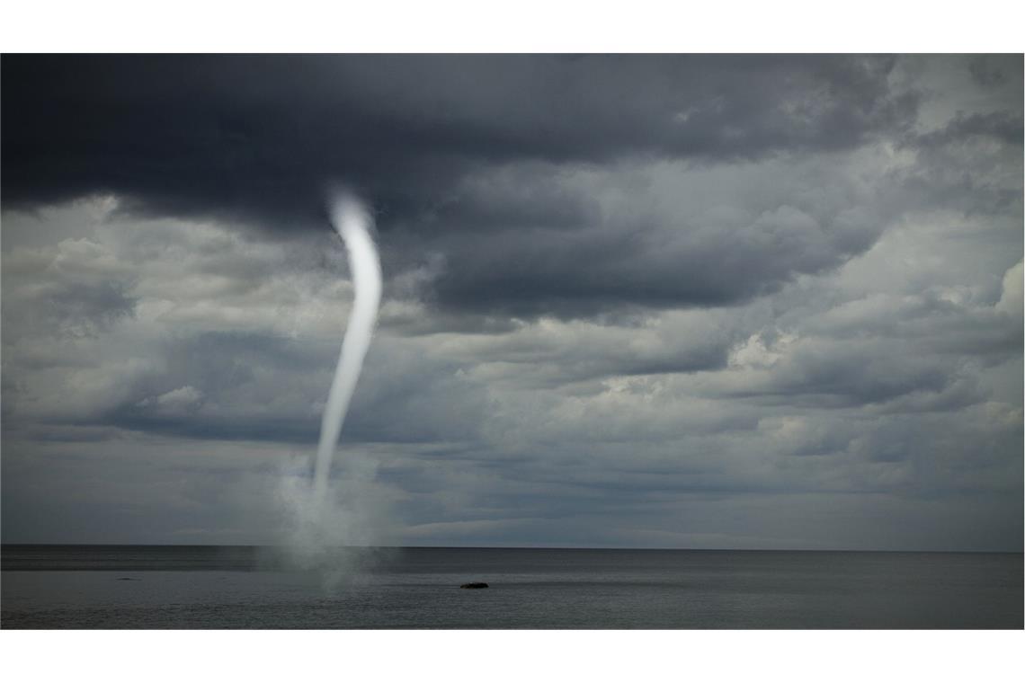 Zwischen Tornados, Wind- und Wasserhosen  besteht  weder in ihrer physikalischen Natur noch in ihrer Stärke ein Unterschied. Korrekterweise werden die beiden Ausdrücke gleichbedeutend verwendet.