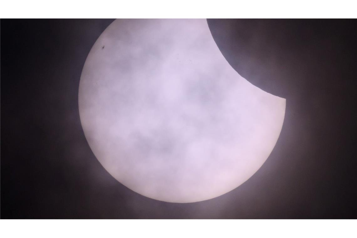 Partielle Sonnenfinsternis nur teilweise sichtbar Zwischen Wolkenlücken war die partielle Sonnenfinsternis sichtbar, so wie hier in Frankfurt an der Oder.