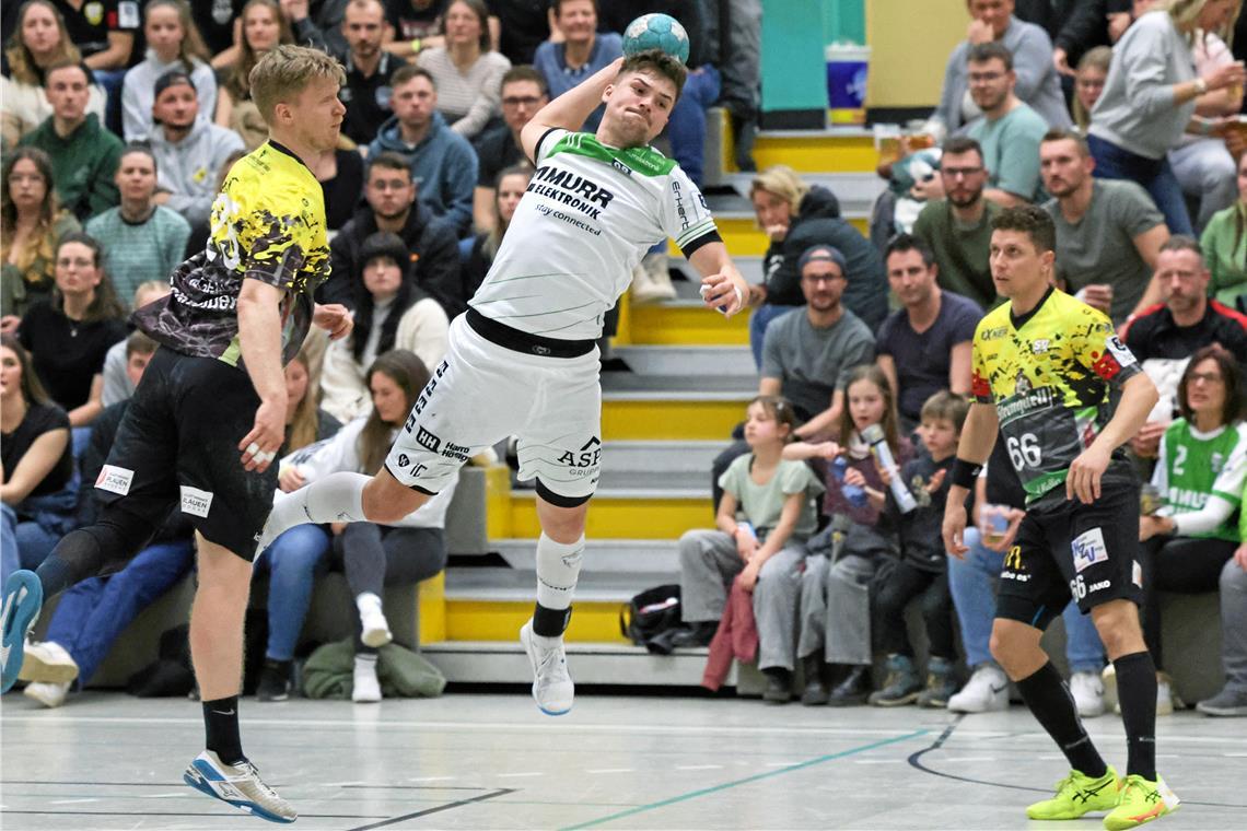 HC Oppenweiler/Backnang: Erst den Faden, dann fast das Spiel verloren Zwischendurch sieht es so aus, dass sich Nick Fröhlich und der HCOB gegen Kellerkind Plauen deutlich durchsetzen. Am Ende wird es aber eng. Viel hat nicht gefehlt, dass der große Favorit nach einem knappen halben Jahr mal wieder einen Punkt abgeben muss. Foto: Alexander Hornauer