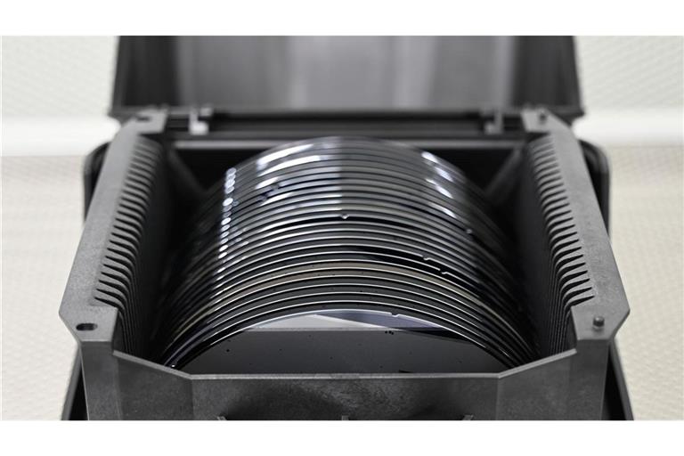 Zwischenprodukte der Halbleiterproduktion, sogenannte Wafer, liegen in einer Box. (Archivbild)